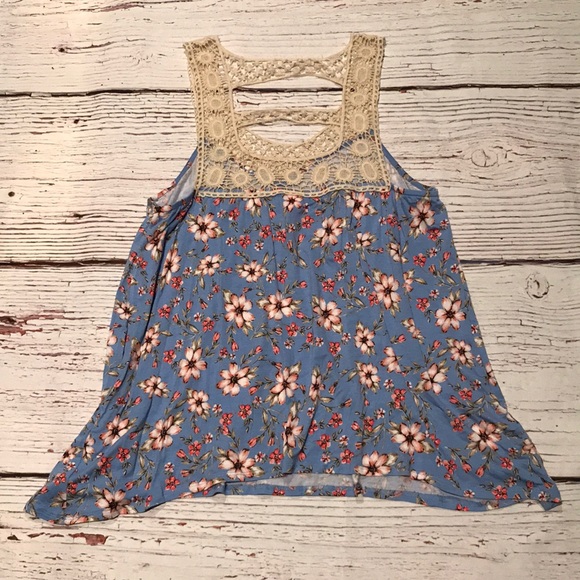 ⬇️ JUST REDUCED! ⬇️ Floral Top NWT!! 🌺 - Picture 2 of 5